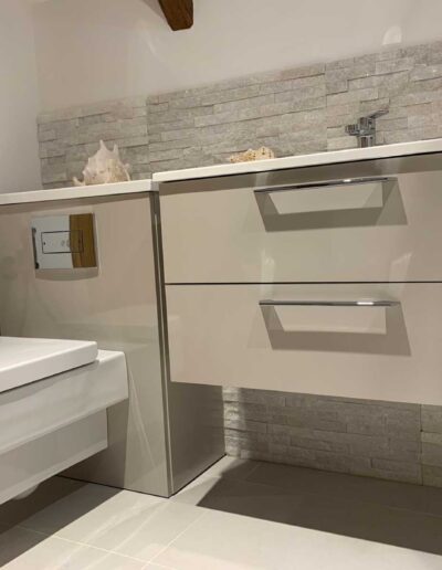 Floating bathroom set